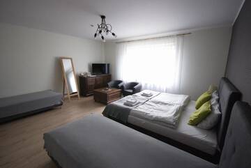 Фото номера Четырехместный номер с ванной комнатой Проживание в семье 7th Room Guest House г. Освенцим 3