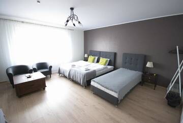 Фото номера Четырехместный номер с ванной комнатой Проживание в семье 7th Room Guest House г. Освенцим 6