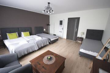 Фото номера Четырехместный номер с ванной комнатой Проживание в семье 7th Room Guest House г. Освенцим 4