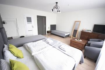 Фото номера Четырехместный номер с ванной комнатой Проживание в семье 7th Room Guest House г. Освенцим 5