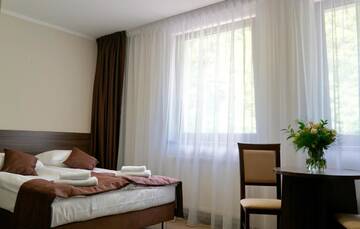Фото номера Большой двухместный номер с 1 кроватью Отель Hotel Dąbrowski г. Освенцим 4