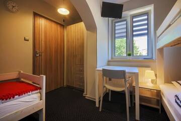 Фото номера Family Room with Bunk Beds (5 Adults) Гостевой дом B&amp;M Guesthouse г. Освенцим 2