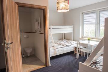 Фото номера Семейный номер (для 6 взрослых) Гостевой дом B&amp;M Guesthouse г. Освенцим 6
