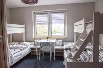 Фото номера Семейный номер (для 6 взрослых) Гостевой дом B&amp;M Guesthouse г. Освенцим 2