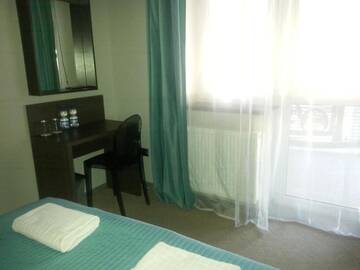 Фото номера Двухместный номер с 1 кроватью и террасой Гостевой дом B&amp;M Guesthouse г. Освенцим 5