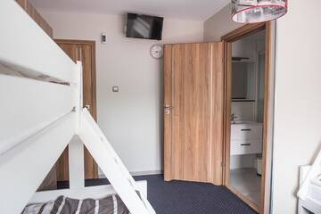 Фото номера Семейный номер (для 6 взрослых) Гостевой дом B&amp;M Guesthouse г. Освенцим 4