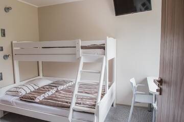 Фото номера Семейный номер (для 6 взрослых) Гостевой дом B&amp;M Guesthouse г. Освенцим 3
