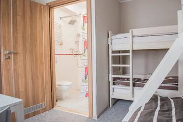 Фото номера Семейный номер (для 5 взрослых) Гостевой дом B&amp;M Guesthouse г. Освенцим 3