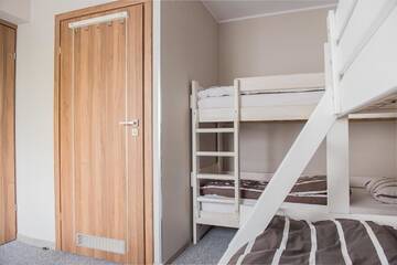 Фото номера Семейный номер (для 5 взрослых) Гостевой дом B&amp;M Guesthouse г. Освенцим 4