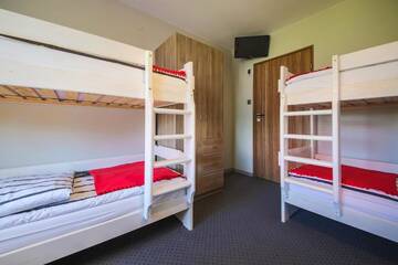 Фото номера Family Room with Bunk Beds (5 Adults) Гостевой дом B&amp;M Guesthouse г. Освенцим 2