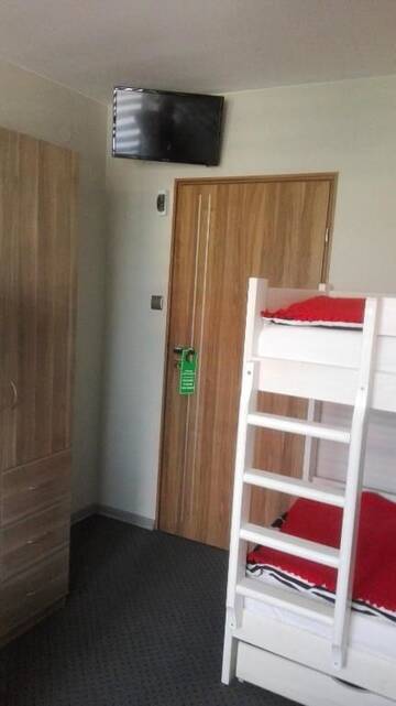 Фото номера Family Room with Bunk Beds (5 Adults) Гостевой дом B&amp;M Guesthouse г. Освенцим 5