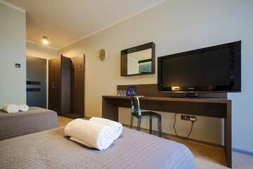 Фото номера Трехместный номер с террасой Гостевой дом B&amp;M Guesthouse г. Освенцим 5