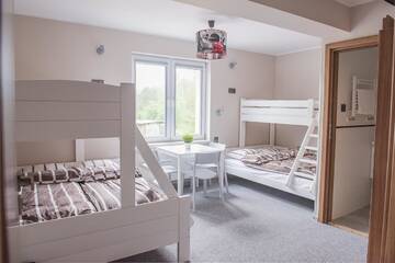 Фото номера Семейный номер (для 6 взрослых) Гостевой дом B&amp;M Guesthouse г. Освенцим 3