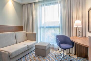 Фото номера Семейный номер с кроватью размера «queen-size» Отель Hampton by Hilton Oswiecim г. Освенцим 3