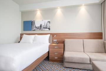 Фото номера Семейный номер с кроватью размера «queen-size» Отель Hampton by Hilton Oswiecim г. Освенцим 5