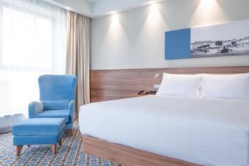 Фото номера Номер с кроватью размера «queen-size» Отель Hampton by Hilton Oswiecim г. Освенцим 7