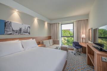 Фото номера Семейный номер с кроватью размера «queen-size» Отель Hampton by Hilton Oswiecim г. Освенцим 4