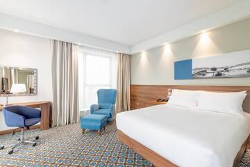 Фото номера Номер с кроватью размера «queen-size» Отель Hampton by Hilton Oswiecim г. Освенцим 8
