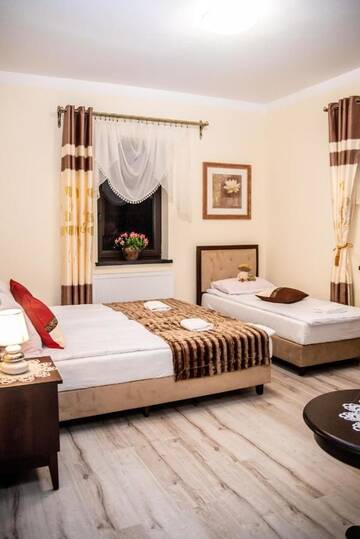 Фото номера Трехместный номер Отель Hotel Artur г. Освенцим 8