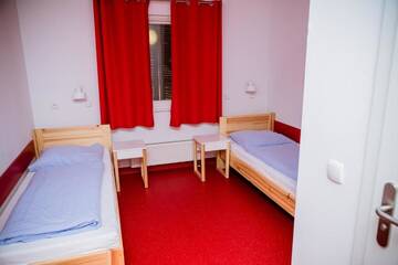Фото номера Двухместный номер эконом-класса с 2 отдельными кроватями Отель Międzynarodowy Dom Spotkań Młodzieży w Oświęcimiu г. Освенцим 8