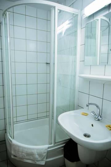 Фото номера Двухместный номер эконом-класса с 2 отдельными кроватями Отель Międzynarodowy Dom Spotkań Młodzieży w Oświęcimiu г. Освенцим 7